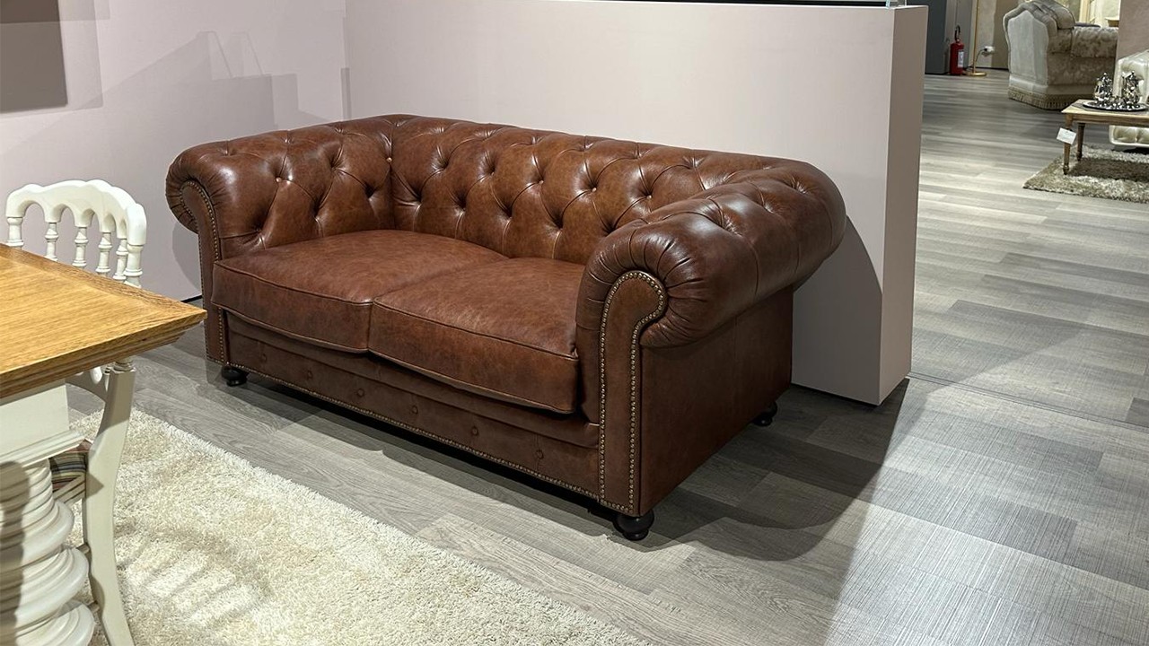 Divano classico Chesterfield in vera pelle